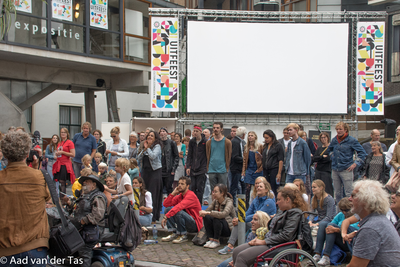 832640 Afbeelding van het publiek bij de door radiopresentator Giel Beelen gepresenteerde talentenjacht op het plein ...